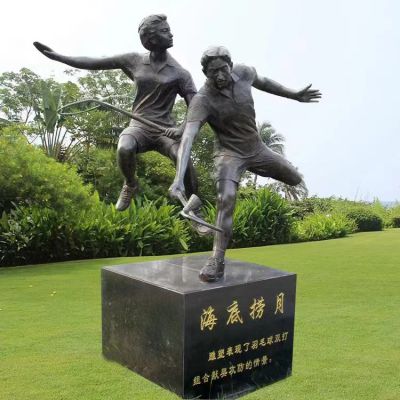 打羽毛球，鑄銅體育運動人物景觀雕塑