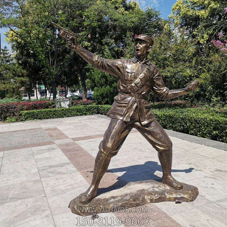 打仗的八路軍戰士，玻璃鋼仿銅人物像雕塑