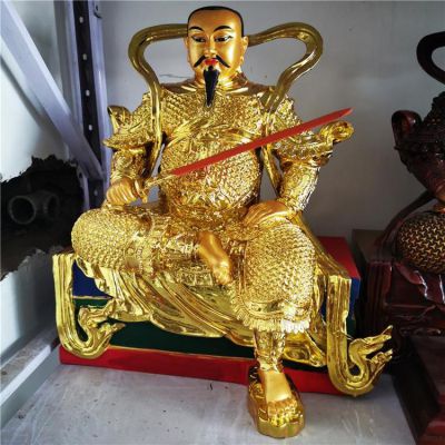金色鎏金真武大帝銅像，單手持劍一腳盤坐一腳著地的真武祖師塑像