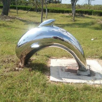 鏡面不銹鋼海豚，園林草坪躍出地面，鉆入地底的海豚