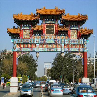市政道路大牌坊，高跨度的彩繪石雕牌樓