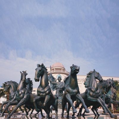 廣場大型玻璃鋼仿銅阿波羅展翅景觀雕塑，戶外園林馬群雕塑