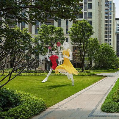 傳遞火炬，鐵藝網格彩色運動主題人物雕塑