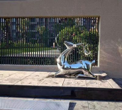 抬頭跪地鹿雕塑，地產售樓部鏡面不銹鋼鹿動物擺件