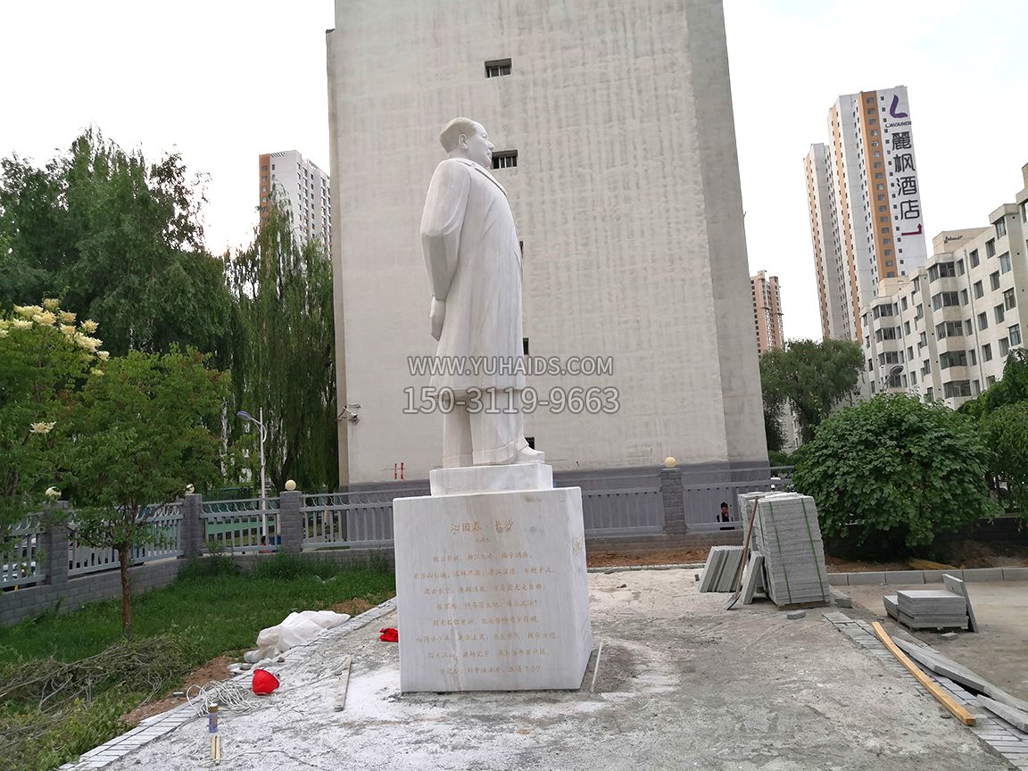 青海石油博物館，漢白玉毛主席石雕像，側視效果