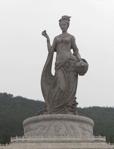 神女：總高51.9米，由1160塊花崗石構成，自重1000多噸的茶山神女